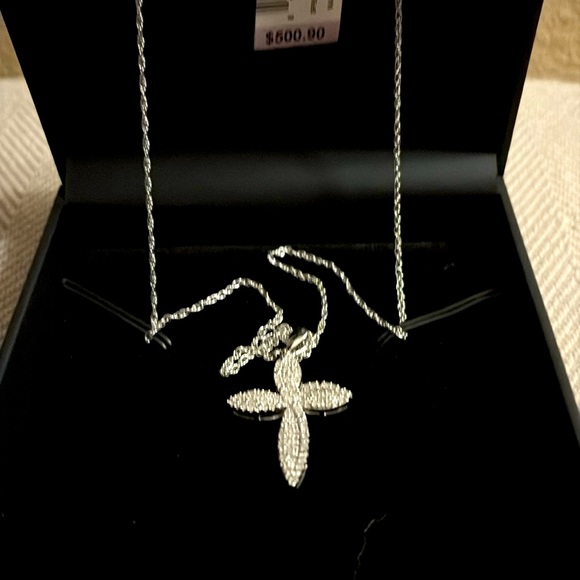 NWT Elegant Diamond Silver Cross Pendant Necklace - Picture 4 of 4
